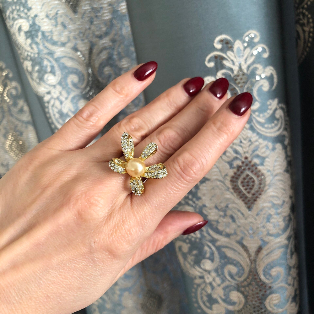 Кольцо с жемчужиной и кристаллами в оттенке цитрин.