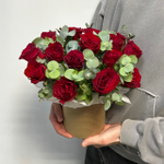 Композиция в коробке 25 красных роз ( Кения ) и эвкалипт