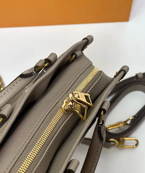 Сумка-тоут LOUIS VUITTON On The Go East West со съемным ремнем-цепочкой с плетёной отделкой из кожи
