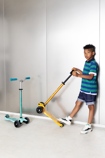 Самокат Maxi Micro Deluxe Pro LED солнечно-жёлтый