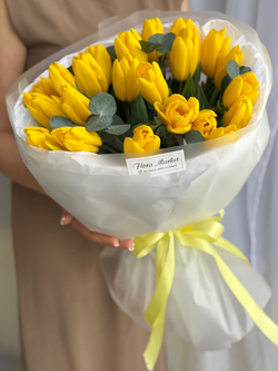 Яркие желтые тюльпаны премиум сорта и зелень эвкалипта в воздушном оформлении от Флора Маркет