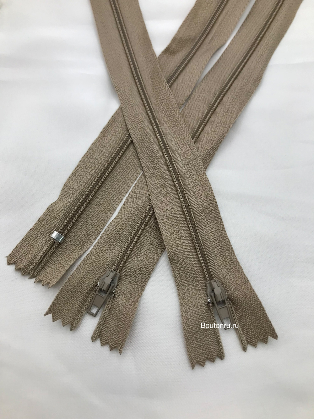 Молния бежево-серая