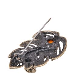 AM-4072 Брошь «Ящерка на листике» (латунь, янтарь)