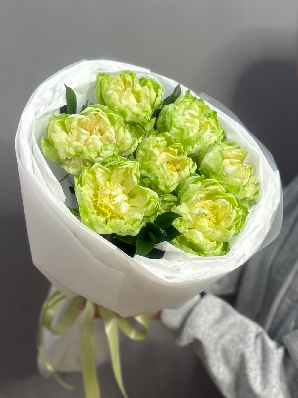 Монобукет с пионовидными розами сорта "Вегги"