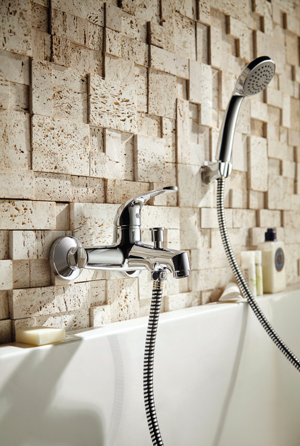 Смеситель для ванны с коротким изливом с аксессуарами Bravat Fit