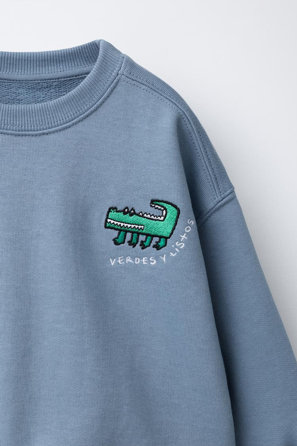 ZARA ТОЛСТОВКА С ВЫШИВКОЙ, ВЫЦВЕТШИЙ СИНИЙ