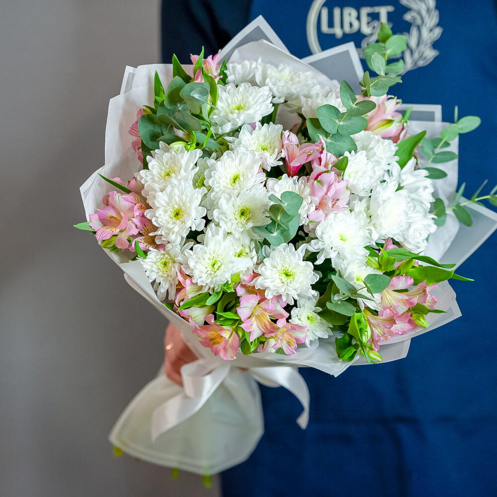 Светлый букет с хризантемой и альстромерией