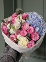 Букет сборный из кустовой пионовидной розы, маттиолы и гортензии