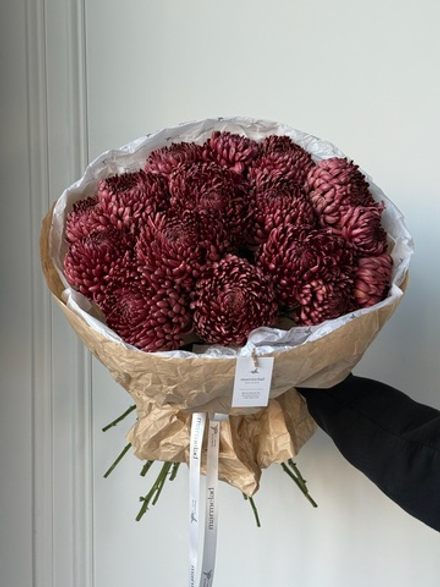 Моно букет из одноголовой хризантемы бигуди в бордовом оттенке