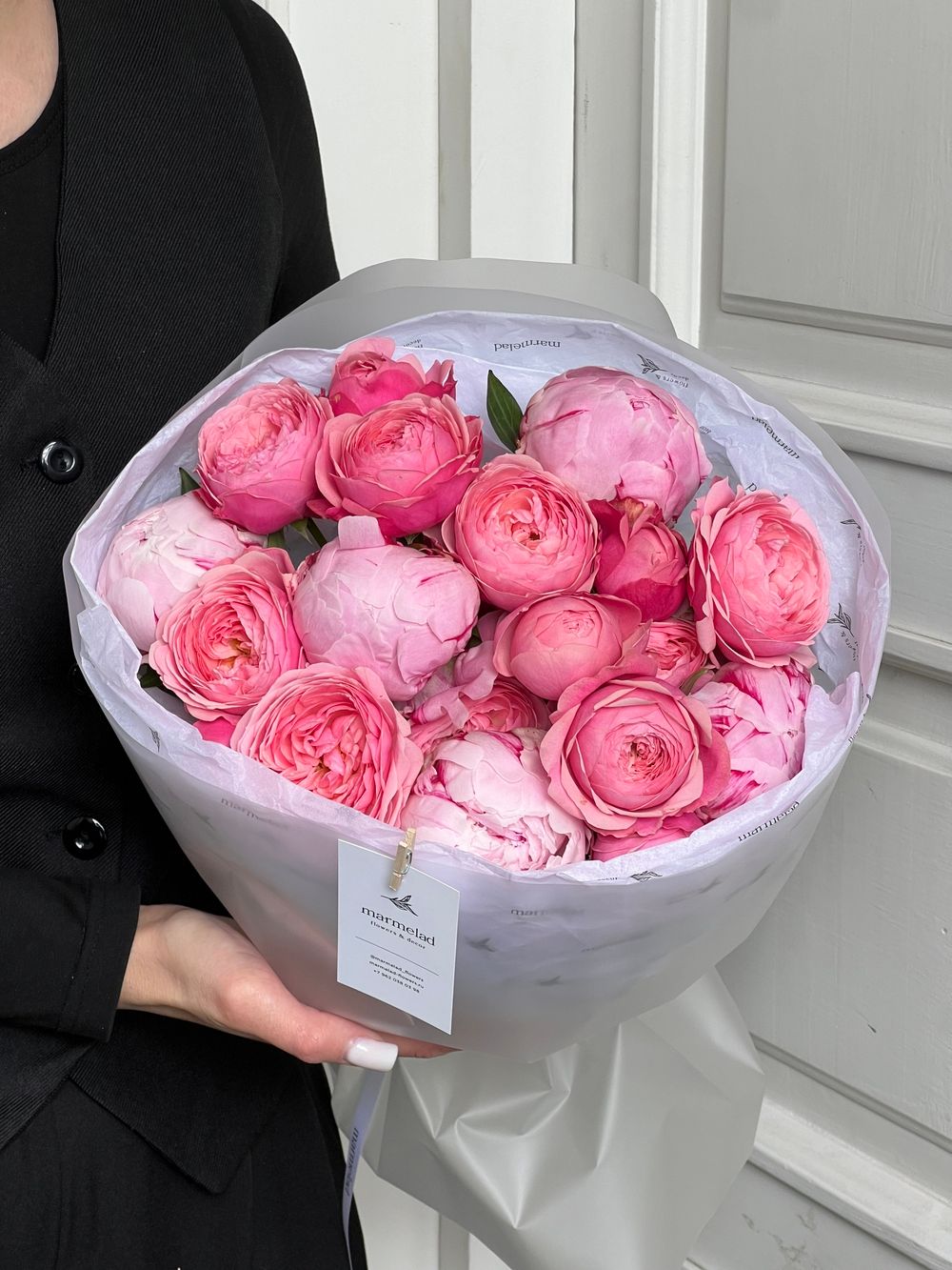 Букет из пионов и кустовой пионовидной розы