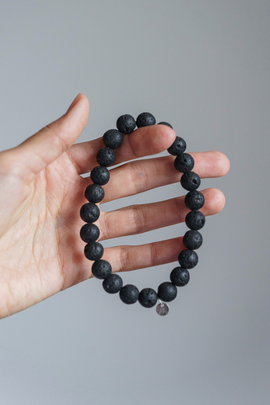 Браслет "Memo about Intention" из вулканической лавы 10 мм с подвеской
