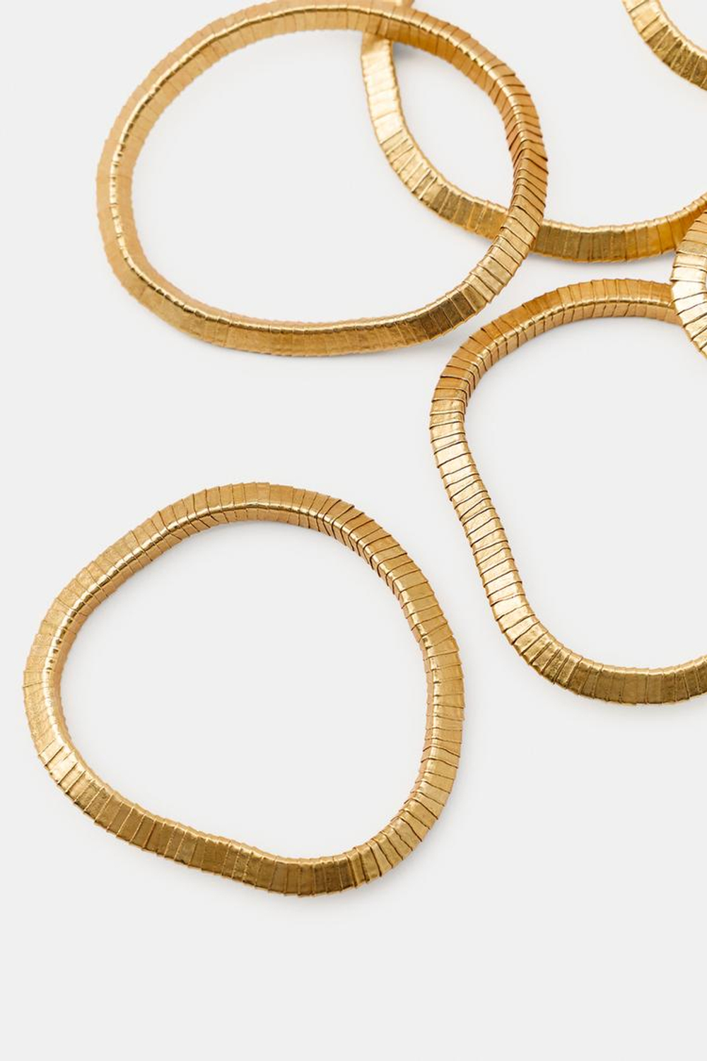 ZARA НАБОР ЭЛАСТИЧНЫХ БРАСЛЕТОВ С МЕТАЛЛИЧЕСКИМИ ДЕТАЛЯМИ, ЗОЛОТИСТЫЙ