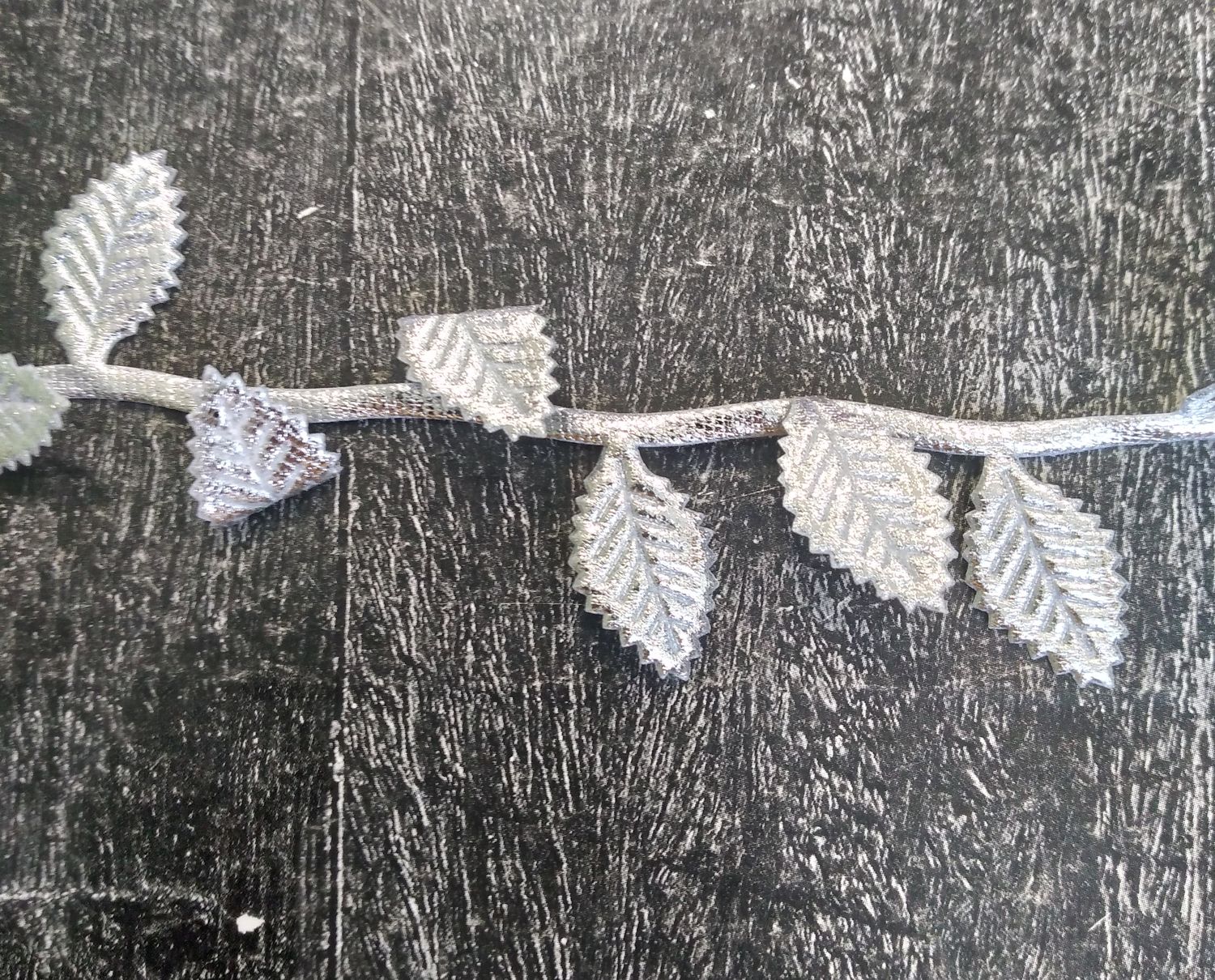 Лента серебро №1 с принтом в виде листьев дерева 10 м