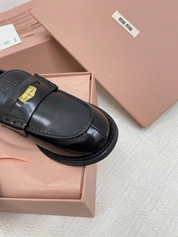 Женские кожаные лоферы Miu Miu черного цвета