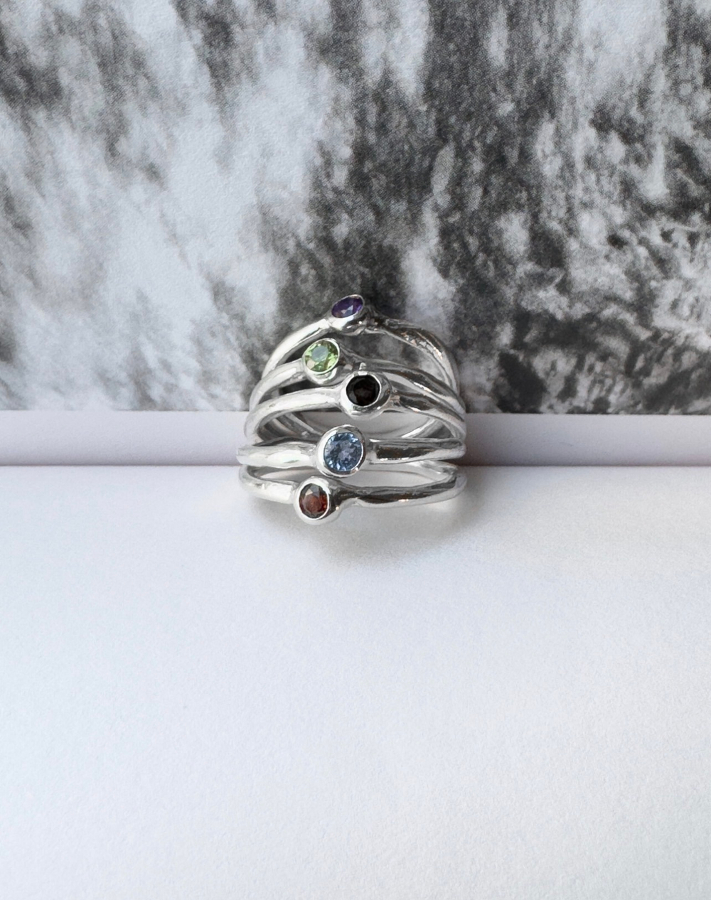 кольцо мятое с камнем