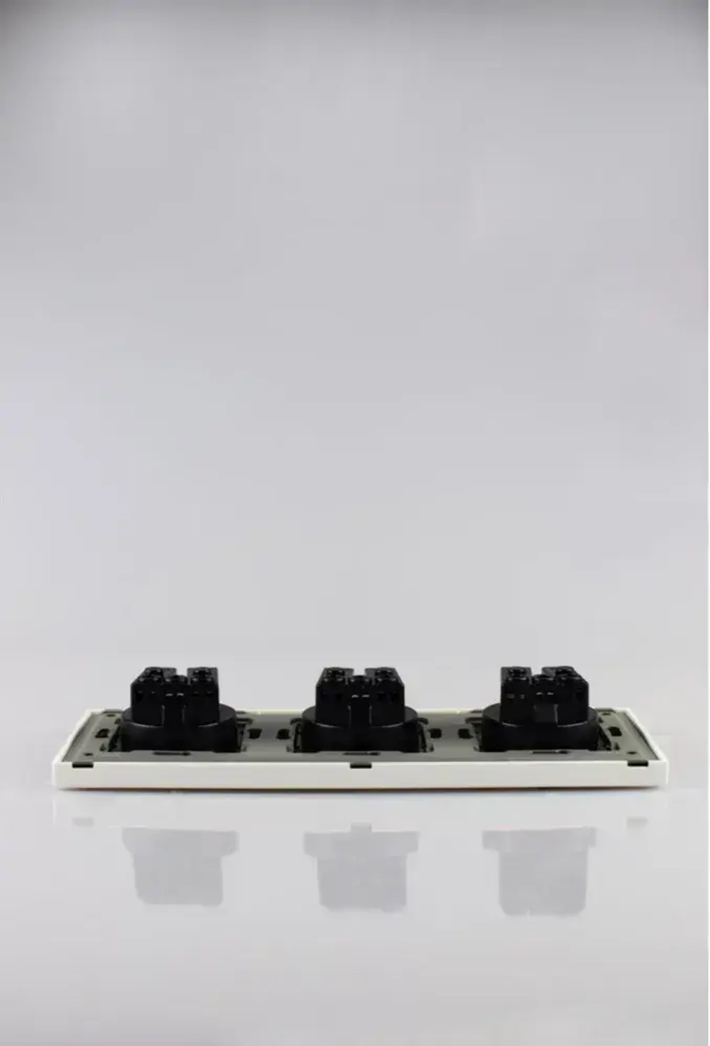 Розетки белые тройные с заземлением