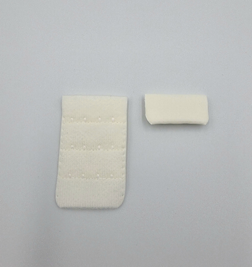 Застёжка тканевая на 2 крючка молочная 3,2 см×5,3 см (Pantone 11-4300 TPG)