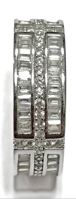 Ювелирное кольцо из серебра с фианитами