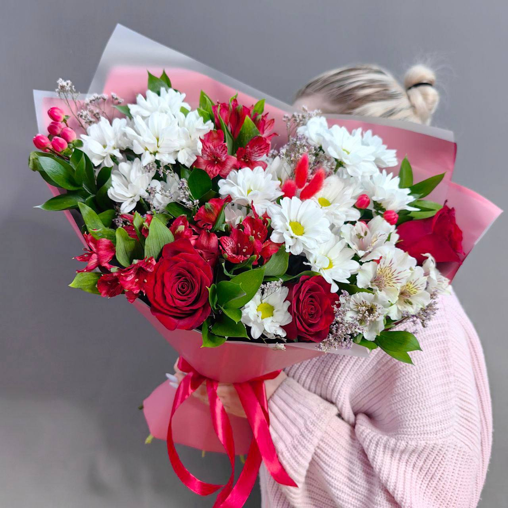 Авторский букет в бело-красной гамме