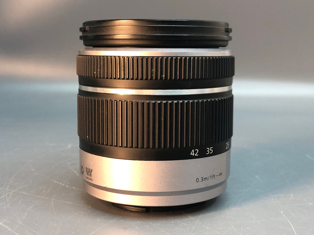 Panasonic DMC-G5 Kit 14-42mm, внизу след от штатива
