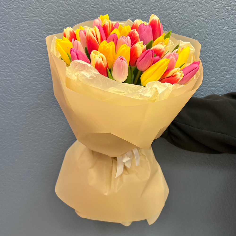 Букет свежих тюльпанов микс
