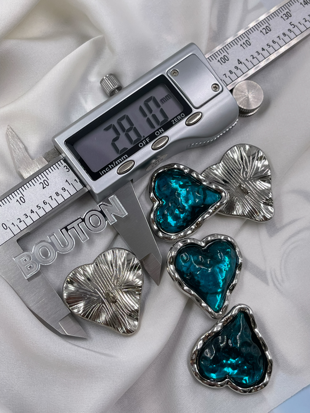 Пуговицы сердечки серебристые с неровным краем и жатой голубой серединкой с мармеладным эффектом