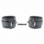 Черные кожаные наручники с металлическими клепками
