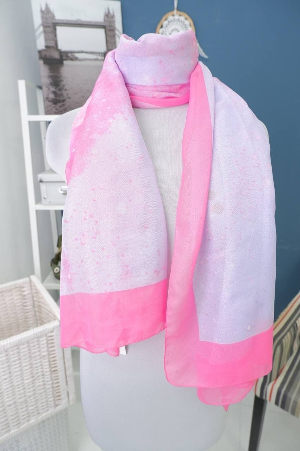 Шарф нежного цвета