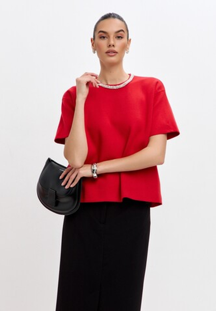 Футболка с кристаллами на воротнике