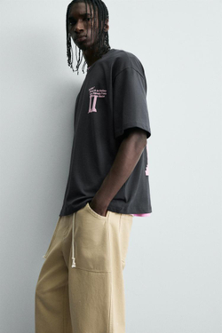 ZARA ФУТБОЛКА С ПРОРЕЗИНЕННЫМИ ПРИНТАМИ, ТЕМНЫЙ АНТРАЦИТ