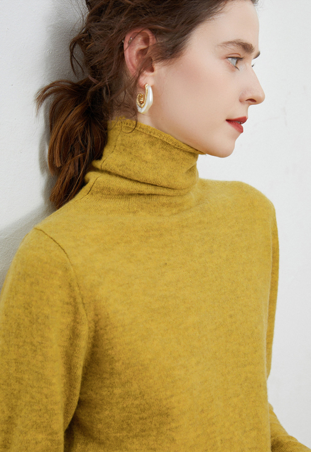 Бесшовный тонкий свитер (горчично-жёлтый)