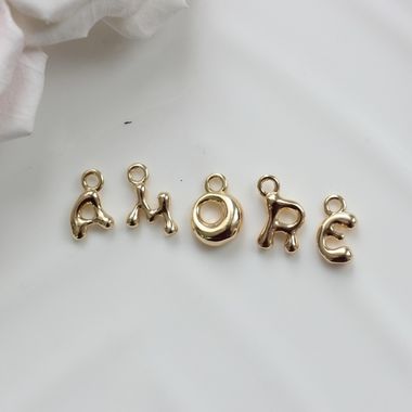 Слово из букв AMORE в позолоте