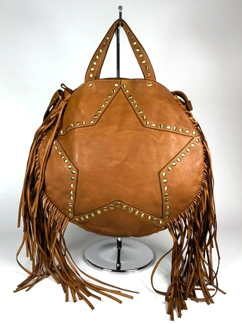 Женская сумка из натуральной вареной кожи с бахромой и заклепками цвет whisky
