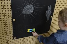 Двухсторонняя панель: Магнитная меловая и деревянная. Размер 548 x 548