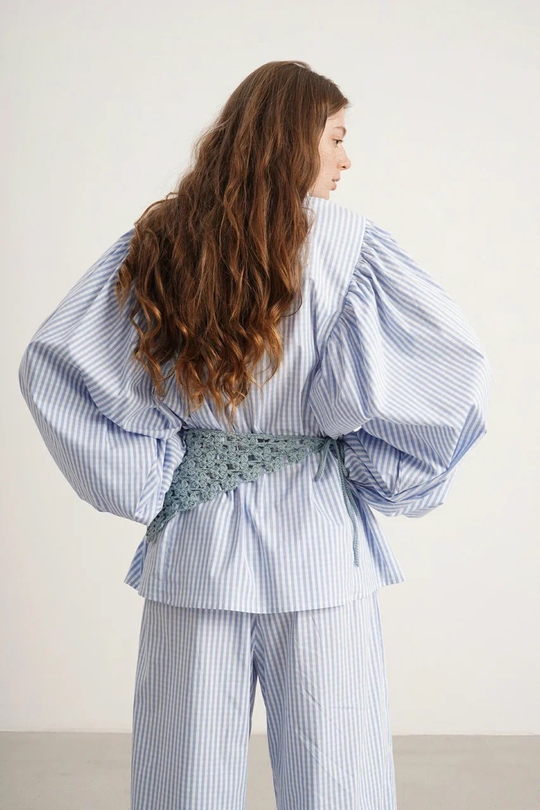 Рубашка с объемным рукавом в сине-голубую клетку