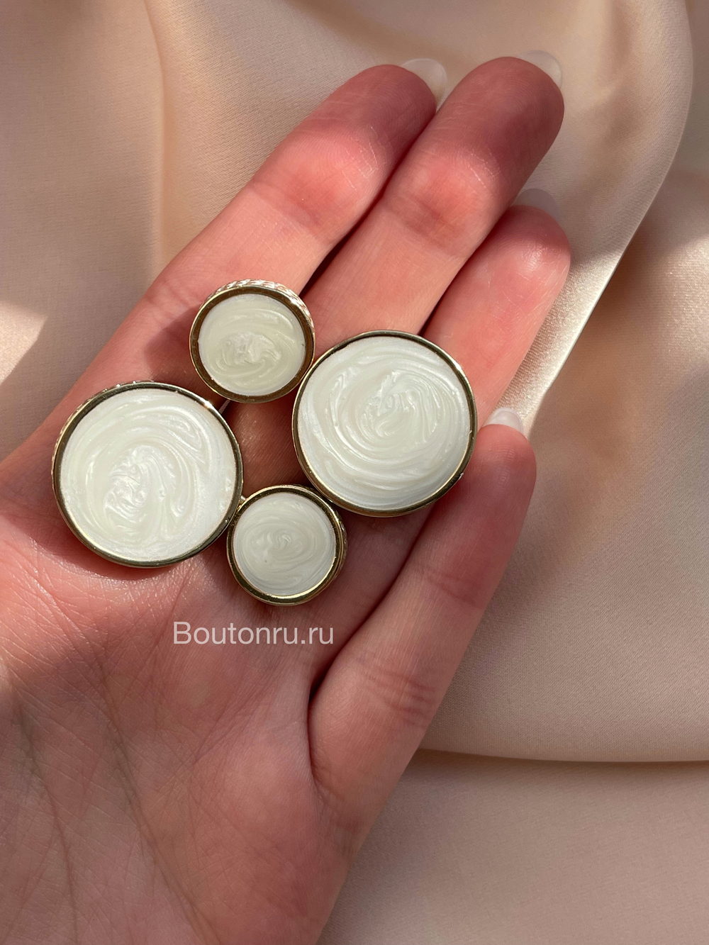 Пуговицы белые (молочные) перламутровые с золотом эмаль