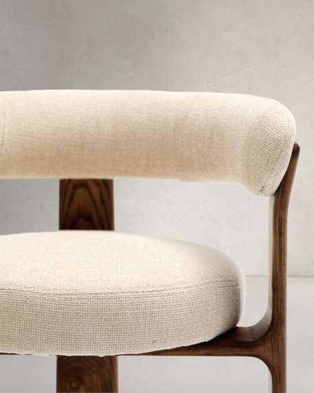 Стул Granite на 3 ножках из бежевого шенилла и массива ясеня в отделке орех