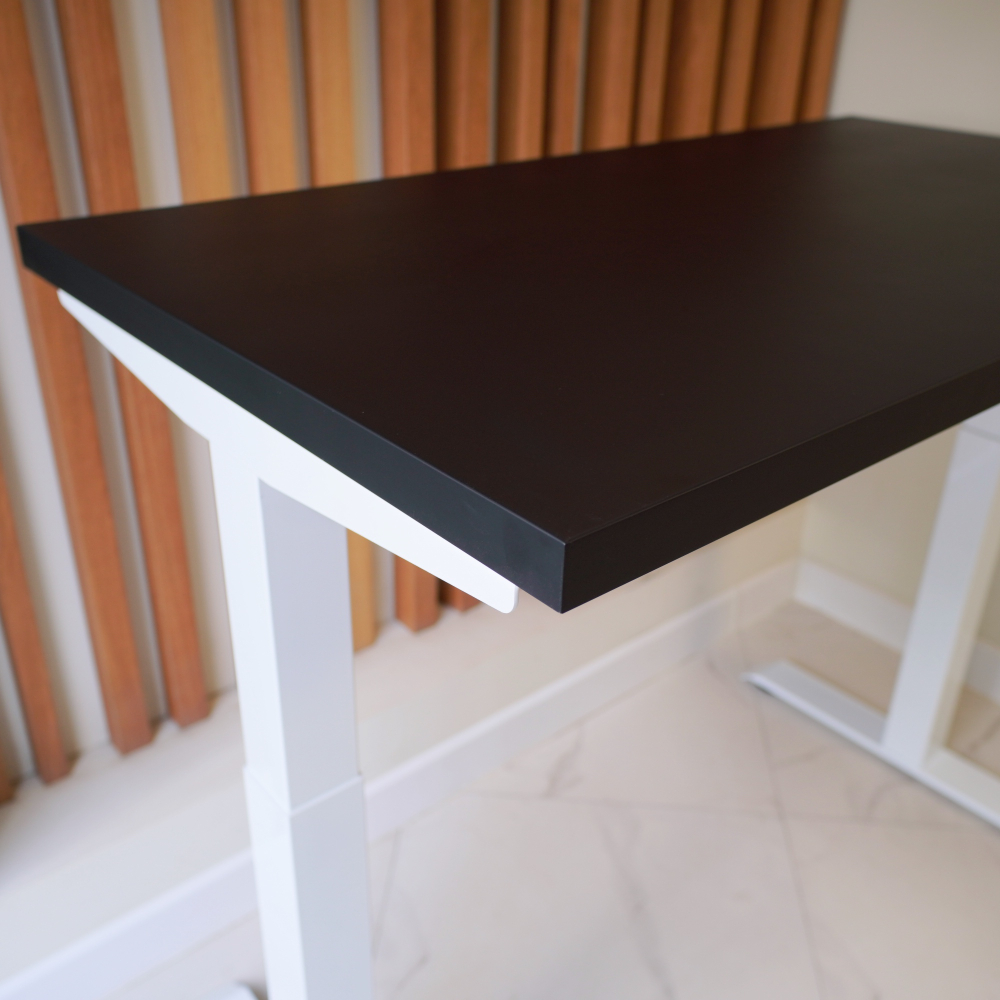 Регулируемый компьютерный стол Motor UP с регулировкой по высоте — столешница МДФ черный