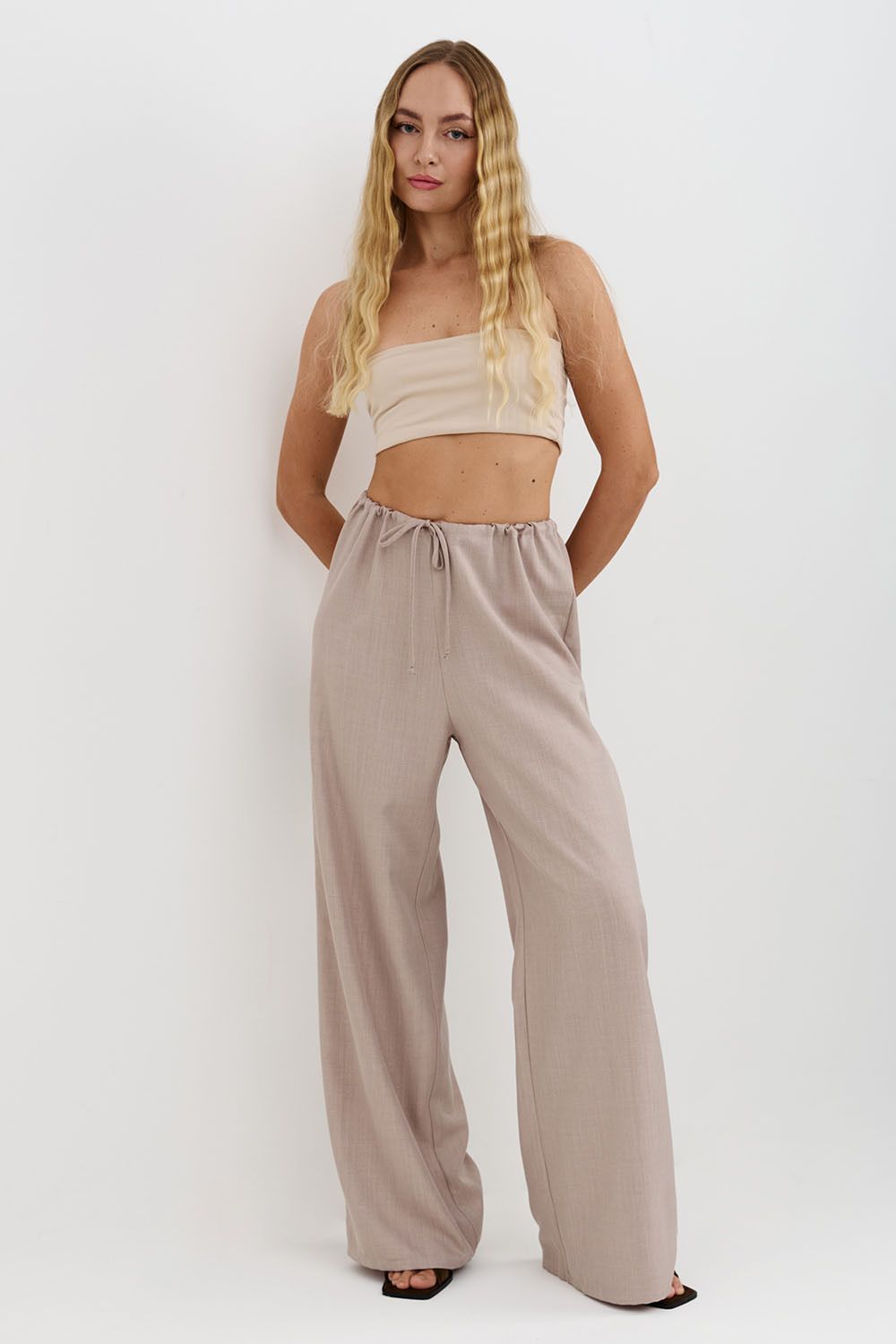 Брюки свободные на резинке серо-бежевого цвета