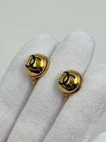 Миниатюрные клипсы с логотипом Chanel