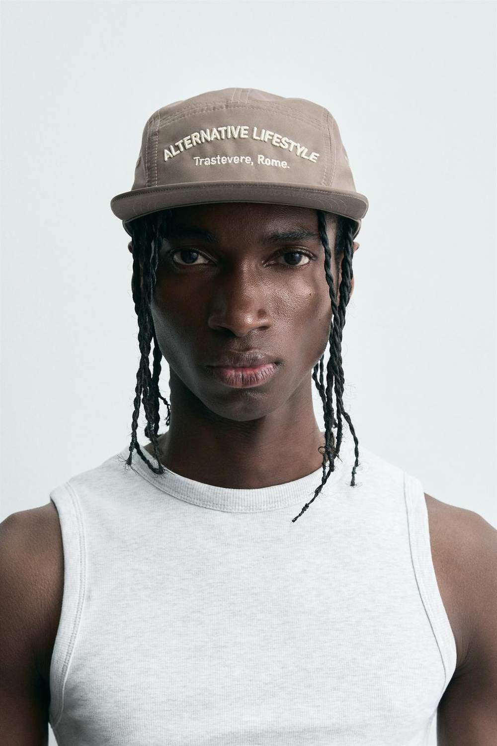 ZARA КЕПКА С ПЛОСКИМ КОЗЫРЬКОМ И ВЫШИВКОЙ, СЕРО-КОРИЧНЕВЫЙ