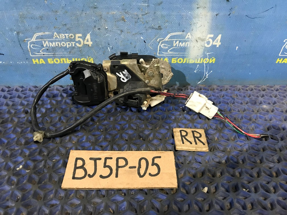 Замок двери задней правой MAZDA FAMILIA 2000