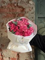 Букет из яркой одноголовой розы и эвкалипта 9 шт