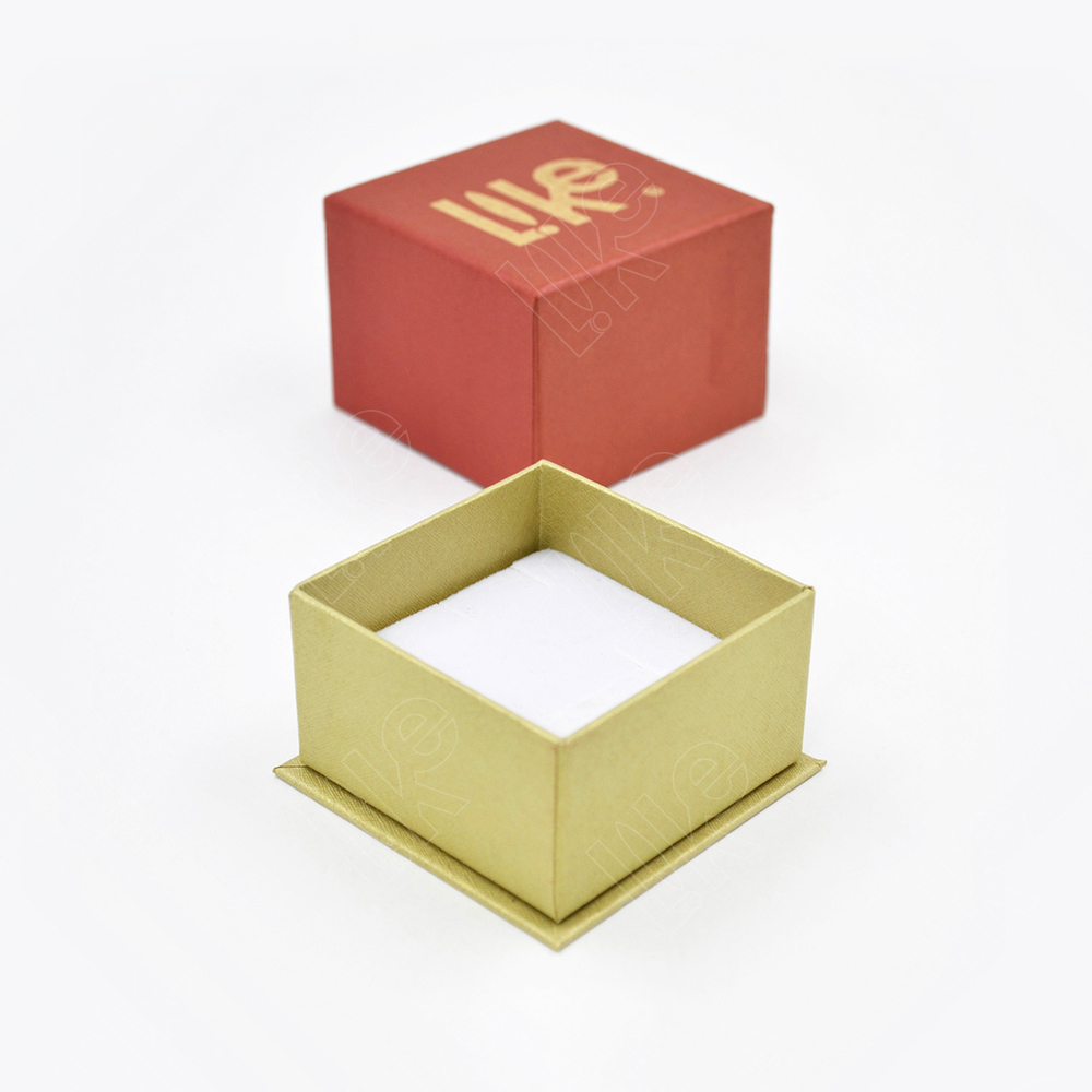 Картонный футляр 65x65x50 мм для ювелирных украшений.