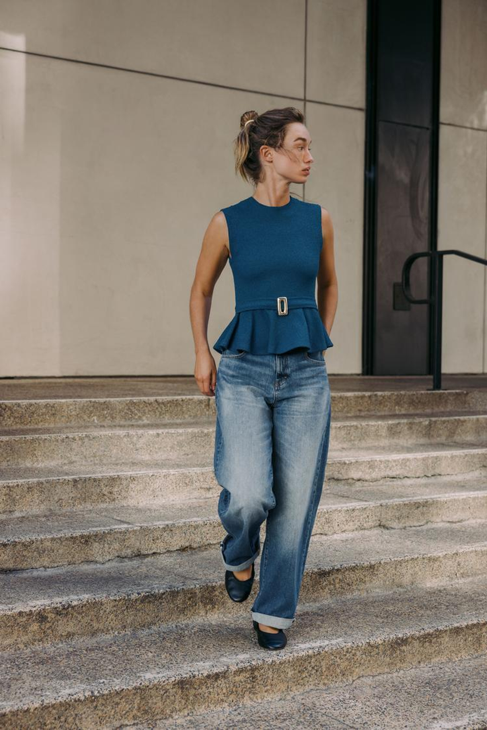 ZARA ТОП ИЗ ТКАНИ БУКЛЕ С БАСКОЙ И ПРЯЖКОЙ, ЯРКО-СИНИЙ