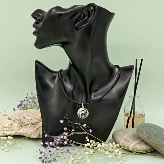 Кулон Инь Янь Серебро (День-Ночь) на постаменте 2