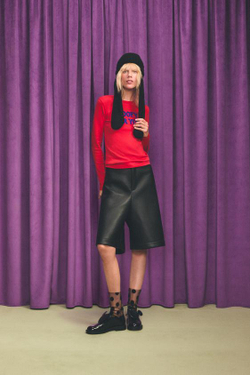 ZARA HARRY LAMBERT X DISNEY ДЛИННЫЕ БЕРМУДЫ С ЭФФЕКТОМ КОЖИ, ЧЕРНЫЙ