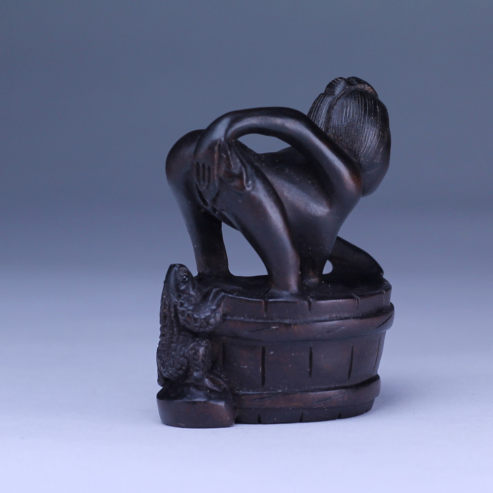 Нэцкэ Обнаженная красавица и лягушка