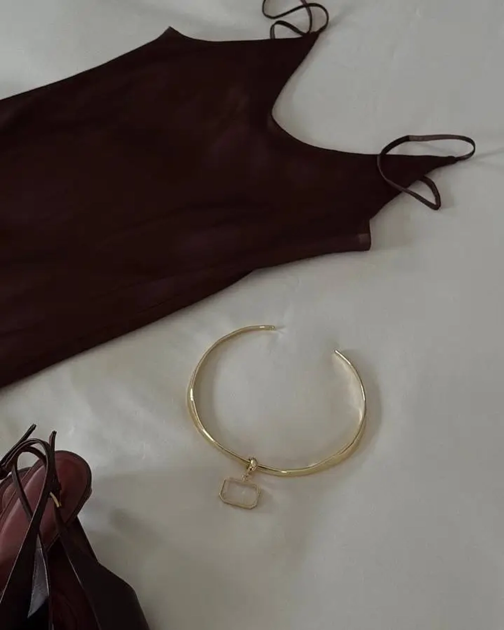 Колье под золото с подвеской камень