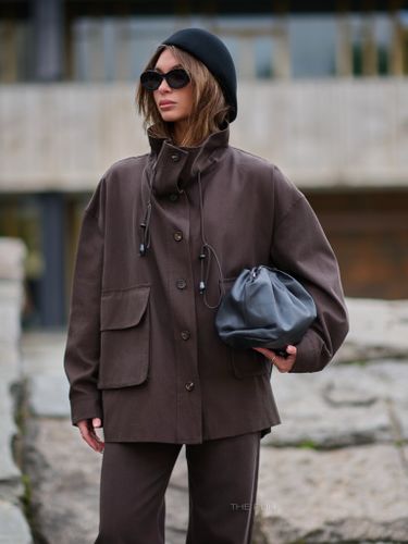 Шоколадный костюм из объемной куртки и брюк